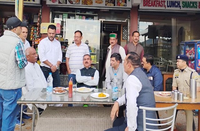 Solan: कंडाघाट में ढाबे पर चाय की चुस्कियों के साथ सीएम सुक्खू ने की विकास योजनाओं पर चर्चा