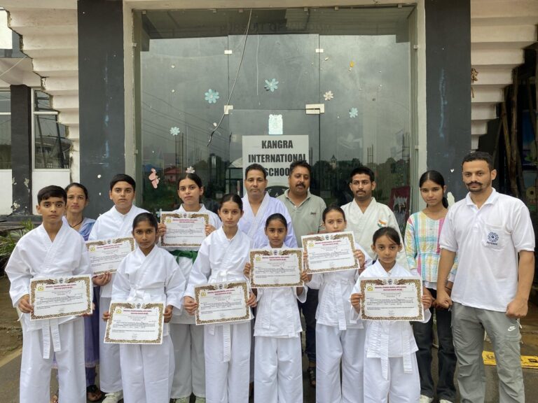 Kangra: कांगड़ा इंटरनेशनल स्कूल शाहपुर में कराटे ग्रेडिंग संपन्न, छात्र राज्य स्तरीय शिमला चैंपियनशिप के लिए चयनित