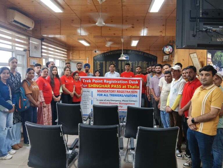 Kangra: कांगड़ा में ट्रैकर्स की सुरक्षा के लिए 10 ट्रैकिंग रूटों पर चेक पोस्ट, बिना पंजीकरण ट्रैकिंग पर रोक