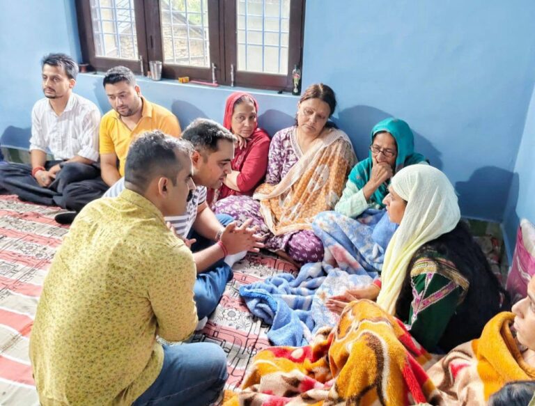Kangra: शोक की घड़ी में प्रशासन बना सहारा: एसडीएम बैजनाथ ने रमेश कपूर के परिजनों से की मुलाकात