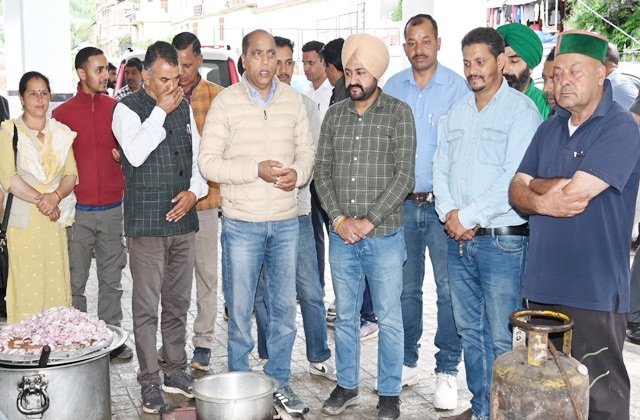 Mandi: आपदा में राहत: जयराम ठाकुर ने जताई चिंता, जेसीबी मालिकों से मांगी मदद – तेल का खर्च खुद उठाएंगे