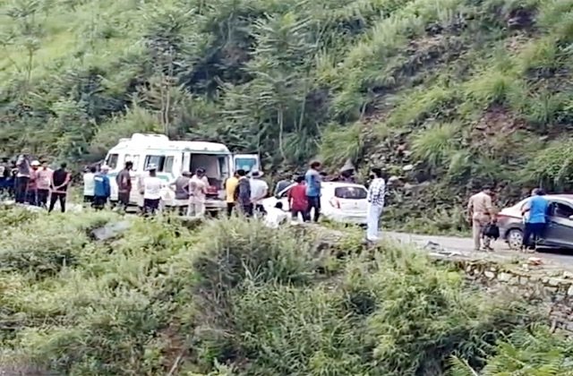 Shimla: शिमला के कोटखाई में दर्दनाक सड़क हादसा, खाई में गिरी कार – तीन लोगों की मौत