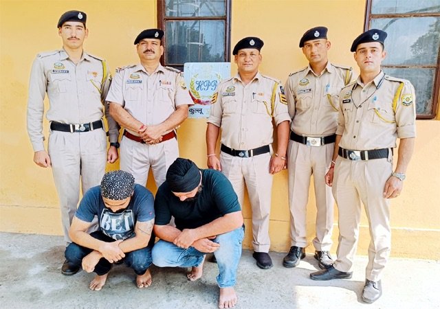 Kullu: कुल्लू में चिट्टा तस्करी का भंडाफोड़: जम्मू-कश्मीर के दो युवक गिरफ्तार, बड़ी तस्करी का नेटवर्क होने की आशंका