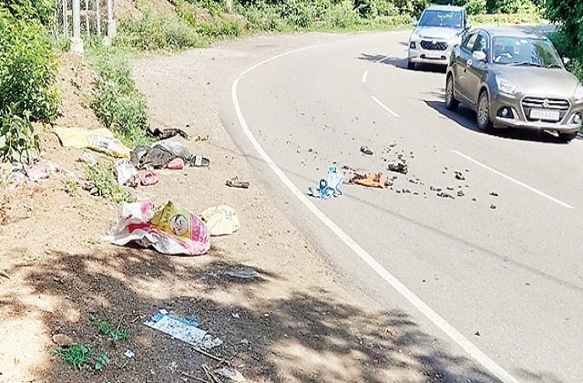 Bilaspur: बिलासपुर शहर का कूड़ा बना ग्रामीणों की मुसीबत, रात के अंधेरे में फेंका जा रहा गंदगी का ढेर