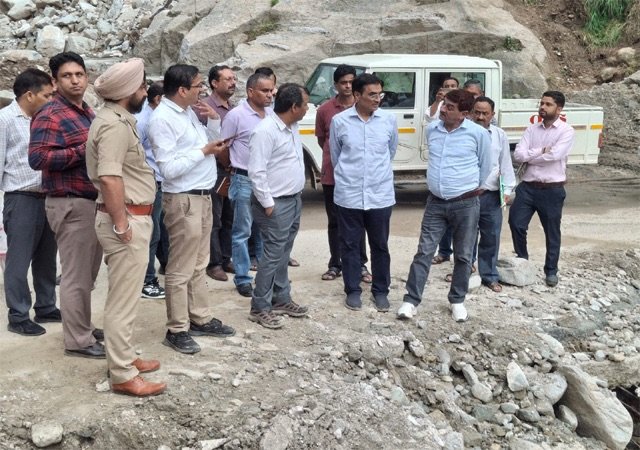 Mandi: करसोग में तबाही के मंजर का जायजा लेने पहुंची केंद्रीय टीम, किया नुक्सान का गहन निरीक्षण