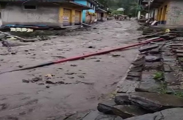 Mandi: मंडी में फिर मची तबाही: जरोल बाजार बना नदी, मूसलाधार बारिश से जनजीवन अस्त-व्यस्त