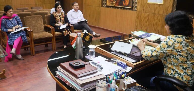 Kullu: सोशल मीडिया से बढ़ेगा जिला प्रशासन का प्रभाव: उपायुक्त तोरल एस रवीश की बड़ी पहल