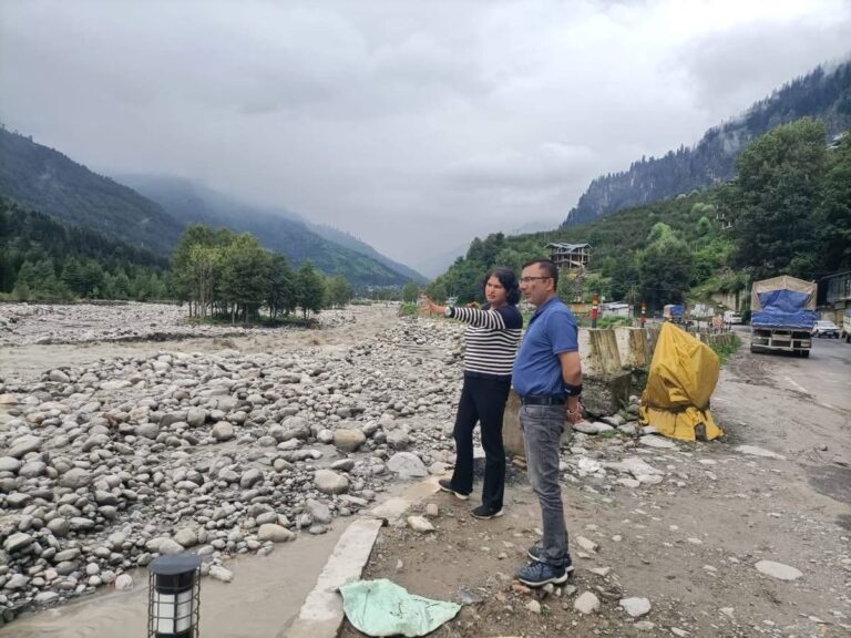 Kullu: मनाली में भारी बारिश का कहर: विधायक और उपायुक्त ने प्रभावित क्षेत्रों का किया दौरा