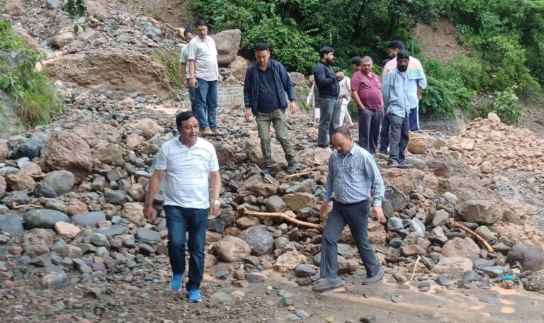 Chamba: जगत सिंह नेगी की पैदल सफर: चंबा से भरमौर तक क्षतिग्रस्त NH का निरीक्षण, सड़क बहाली के लिए दिए अहम निर्देश