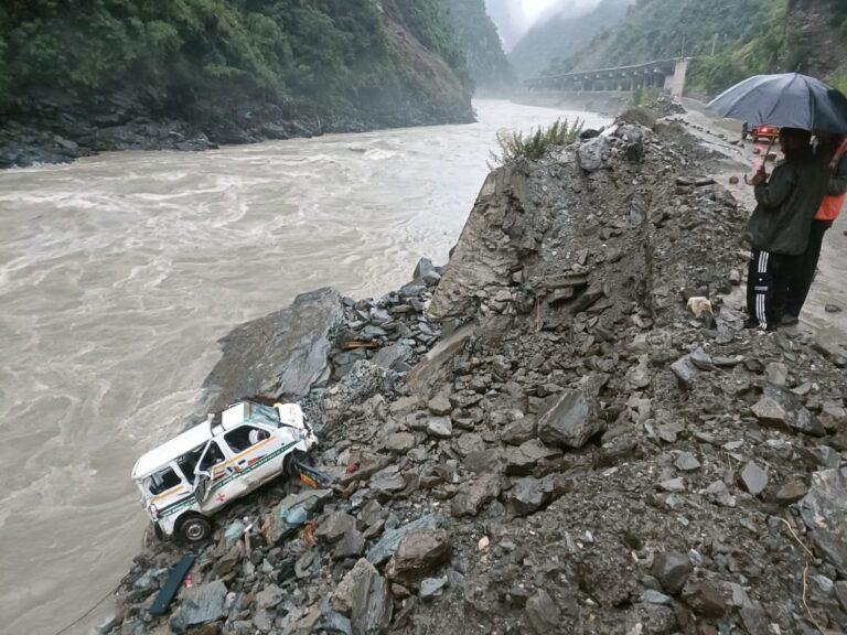 Kullu: मनाली-चंडीगढ़ NH पर एंबुलेंस गिरी खाई में, चालक गंभीर रूप से घायल!
