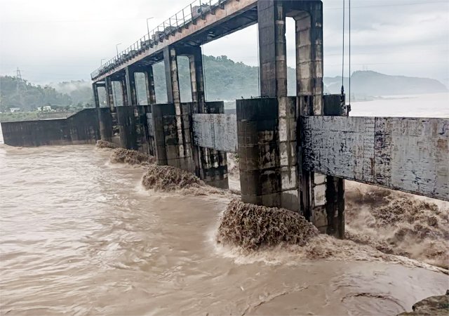 Sirmaur: भारी बारिश से गिरी नदी उफान पर, बैराज से छोड़ा गया पानी – प्रशासन ने दी कड़ी चेतावनी