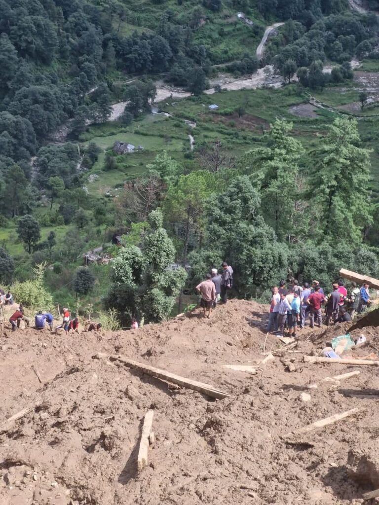 Kullu: कुल्लू में भूस्खलन का कहर: दो महिलाएं मलबे में दबीं, कार बहने की भी सूचना