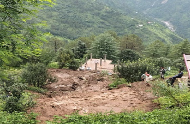 Kullu: कुल्लू में रात 3 बजे फटा बादल, तीन घर तबाह, सेब के 3,500 पेड़ बर्बाद – गांव में मचा हड़कंप! Kullu: कुल्लू में रात 3 बजे फटा बादल, तीन घर तबाह, सेब के 3,500 पेड़ बर्बाद – गांव में मचा हड़कंप!