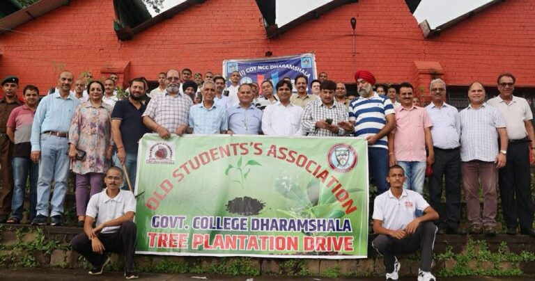 Kangra: धर्मशाला कॉलेज कैंपस में हरियाली की पहल, DC कांगड़ा ने लगाया जामुन का पौधा