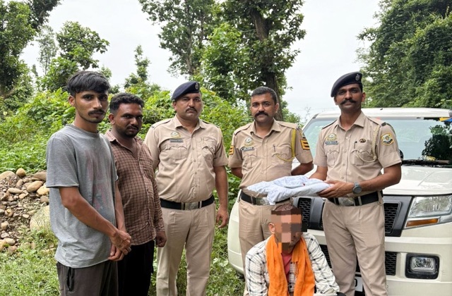Sirmaur: सिरमौर में नशा और अवैध शराब का खेल! पुलिस ने 3 जगहों पर मारी रेड, कैप्सूल और शराब बरामद