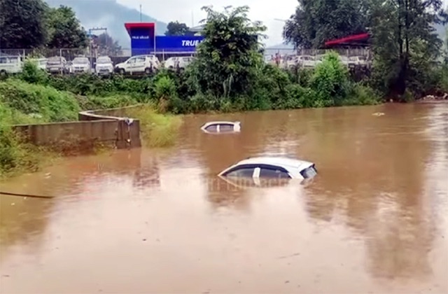 Mandi: हिमाचल में बारिश का कहर: मंडी में उफनता नाला, घर बहा, फोरलेन ठप और गाड़ियां डूबीं! Mandi: हिमाचल में बारिश का कहर: मंडी में उफनता नाला, घर बहा, फोरलेन ठप और गाड़ियां डूबीं!