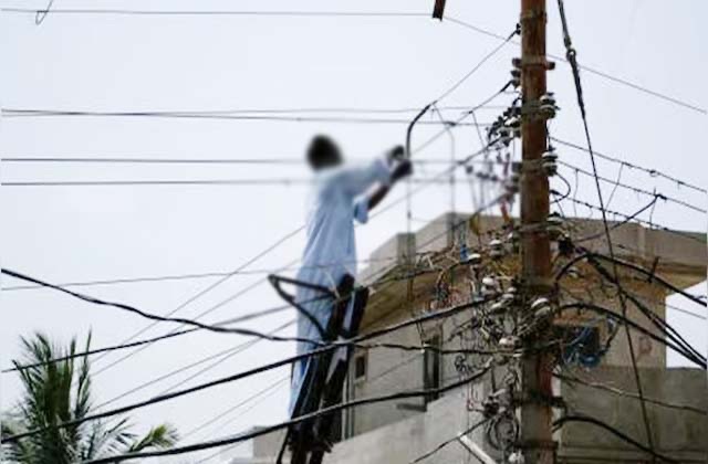 Kangra: ज्वालाजी में बिजली चोरी पर बिजली विभाग का बड़ा एक्शन! दुकानदार, होटल और आम लोग चपेट में, लाखों का जुर्माना Kangra: ज्वालाजी में बिजली चोरी पर बिजली विभाग का बड़ा एक्शन! दुकानदार, होटल और आम लोग चपेट में, लाखों का जुर्माना