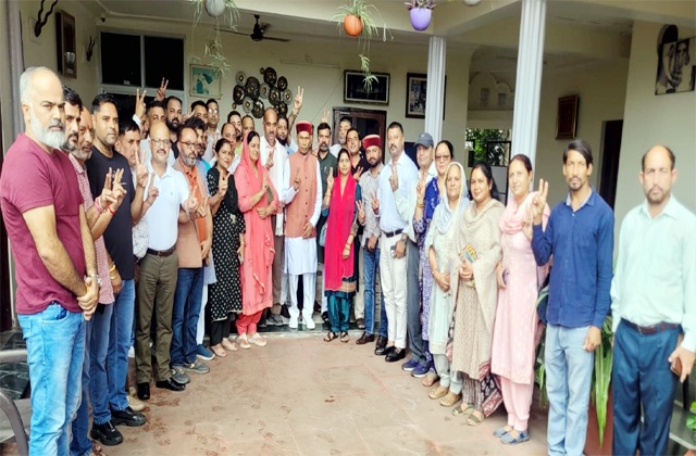 प्रो. धूमल से मिला आशीर्वाद, नई भाजपा टीम ने दिखाई जोश और जज्बा! प्रो. धूमल से मिला आशीर्वाद, नई भाजपा टीम ने दिखाई जोश और जज्बा!