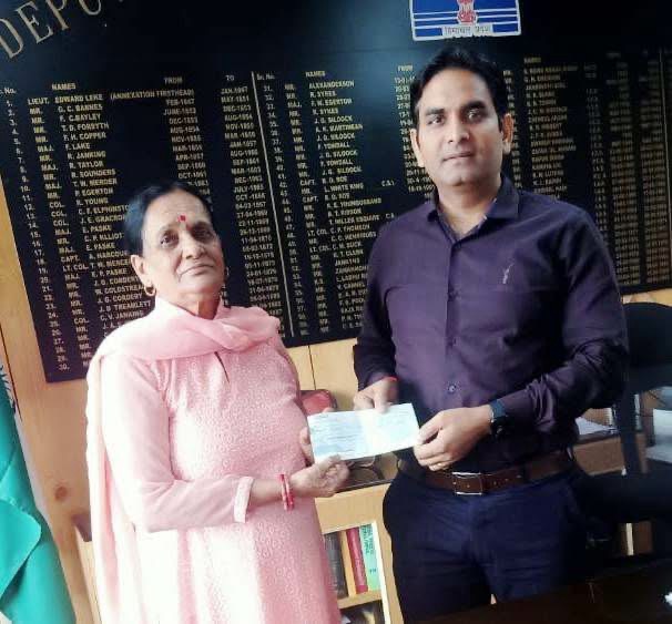 Kangra: जन्मदिन पर बढ़ाया मदद का हाथ: उर्मिला राणा ने सीएम राहत कोष में दिए 5 हजार रुपये Kangra: जन्मदिन पर बढ़ाया मदद का हाथ: उर्मिला राणा ने सीएम राहत कोष में दिए 5 हजार रुपये