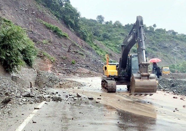 Mandi: भारी बारिश के बीच एनएच-5 पर भूस्खलन से मचा हड़कंप, बाल-बाल बचे लोग, घंटों जाम में फंसे वाहन Mandi: भारी बारिश के बीच एनएच-5 पर भूस्खलन से मचा हड़कंप, बाल-बाल बचे लोग, घंटों जाम में फंसे वाहन