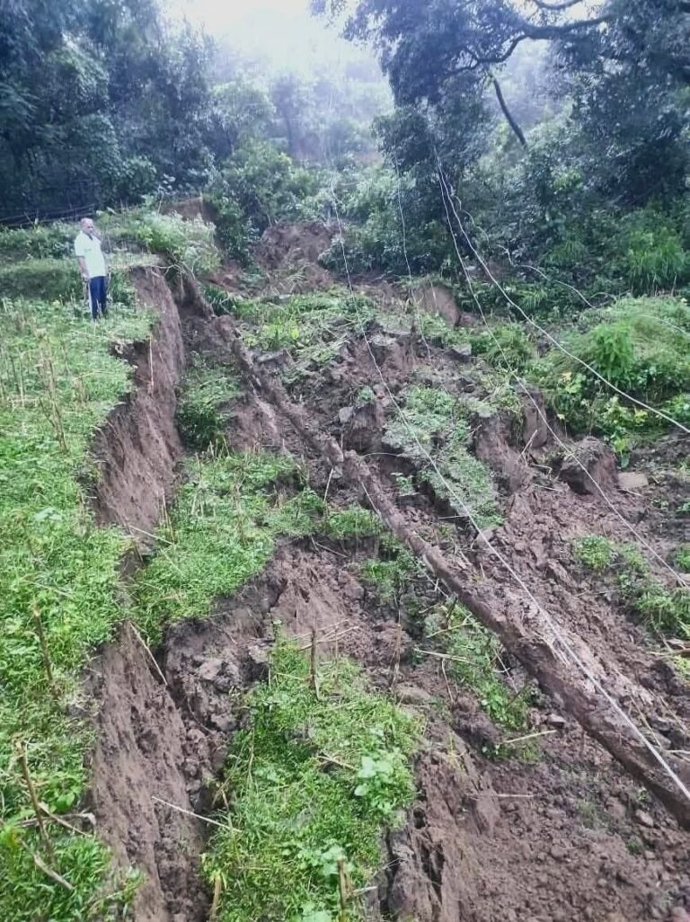 Hamirpur: चबूतरा में रातभर तबाही: 5 घर मलबे में तब्दील, दर्जनों पर खतरा मंडराया