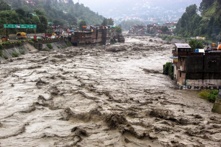 Himachal: हिमाचल में तबाही मचाएगी बारिश! स्कूल-कॉलेज बंद, सैकड़ों सड़कें और बिजली-पानी ठप