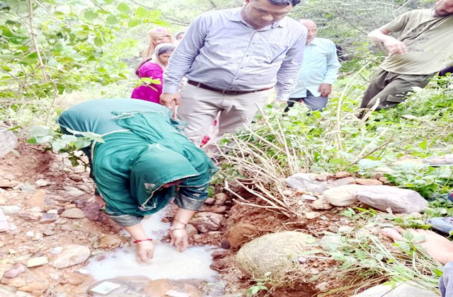 Kangra: भेडूमहादेव की दुधला पहाड़ी पर फिर निकला दूध, श्रद्धालुओं में उमड़ी आस्था
