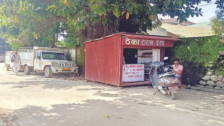 Kangra: शाहपुर में फुटपाथ पर रातों-रात शराब का ठेका खड़ा, नगर पंचायत और प्रशासन के रवैये पर उठे सवाल
