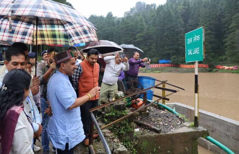 Kangra: उप मुख्य सचेतक केवल सिंह पठानिया ने मंदिर में नवाया शीश, बोले – 1 करोड़ से बदलेगा डल झील का रूप!