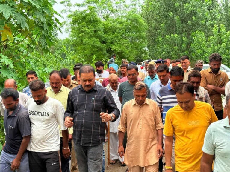 Kangra: इंदौरा की समस्याएँ फिर गूंजेंगी विधानसभा में, बाढ़ प्रभावितों के बीच पहुँचे MLA मलेंद्र राजन
