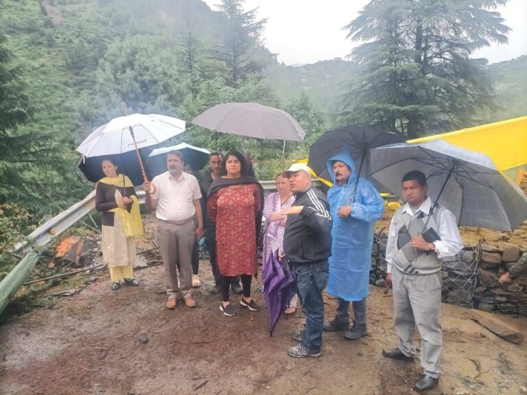 Kullu: कुल्लू में भूस्खलन का खतरा! पीएचसी भुट्टी भवन पर मंडरा रहा संकट, उपायुक्त ने किया आपात निरीक्षण