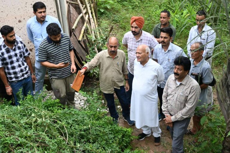 Kangra: ज्वाली में भारी बरसात और भूस्खलन का कहर, मंत्री चंद्र कुमार ने खुद लिया हालात का जायजा!