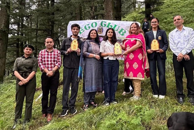 Shimla: जाखू में संजौली कॉलेज के छात्रों ने लगाया हज़ारों पौधे, पर्यावरण बचाने का लिया संकल्प!