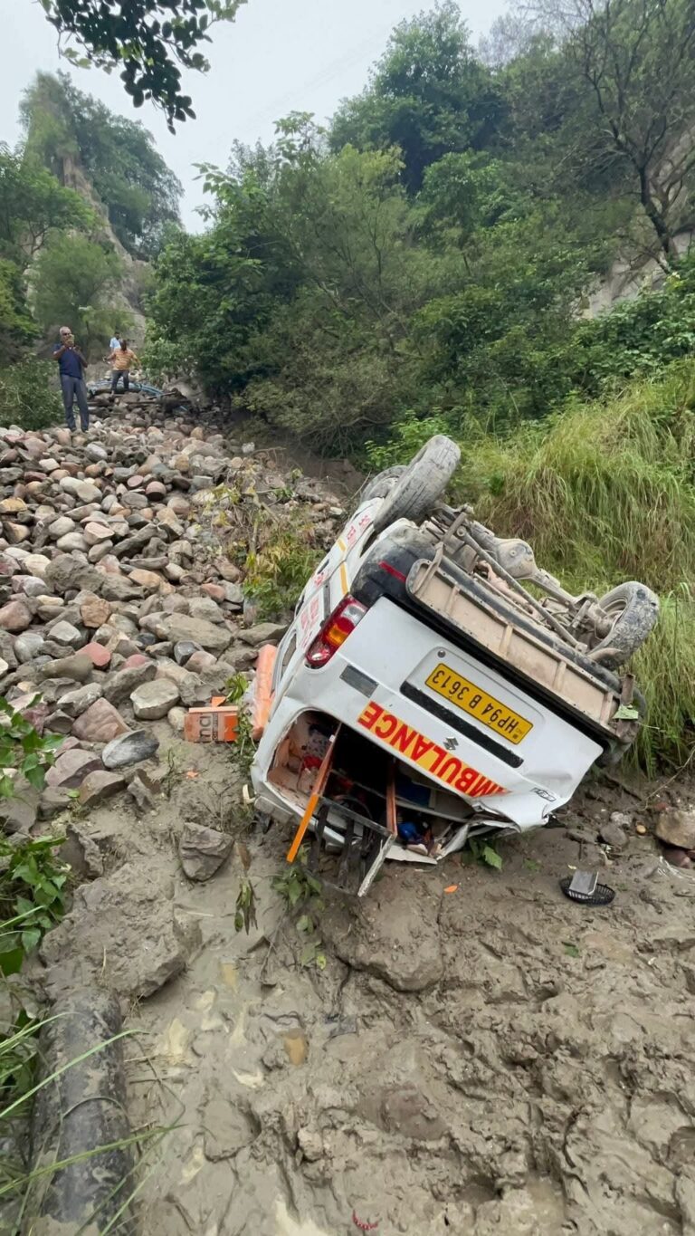Himachal: शॉकिंग हादसा: डीएमसी लुधियाना ले जा रही एम्बुलेंस मंगूवाल में पलटी, 3 की मौत