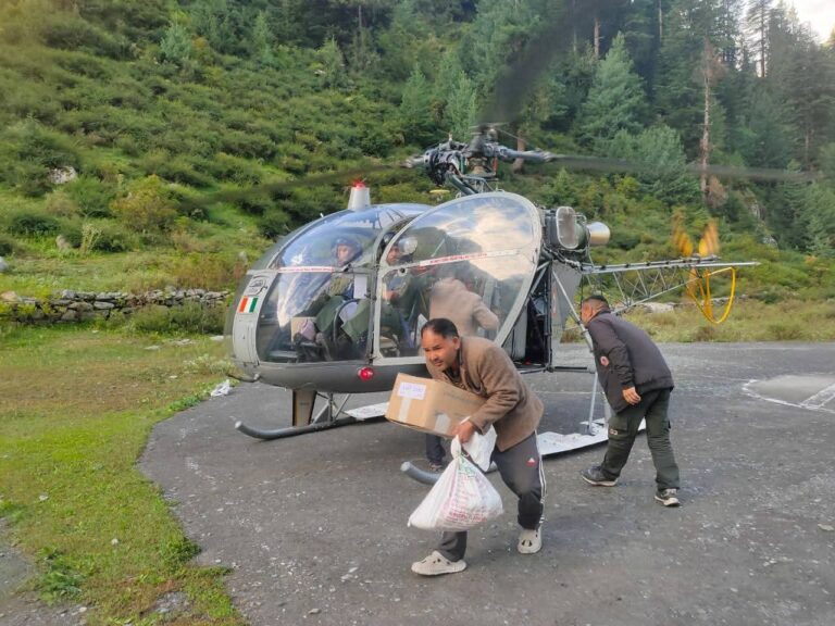 Kangra: बड़ा भंगाल के लोगों तक राहत पहुँची हेलीकॉप्टर से, प्रशासन कह रहा- हम आपके साथ हैं!