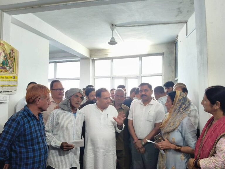 Chamba: बड़ी खबर: विधानसभा अध्यक्ष कुलदीप सिंह पठानिया पहुंचे आपदा प्रभावित गांवों, बांटी 1.20 लाख की राहत राशि