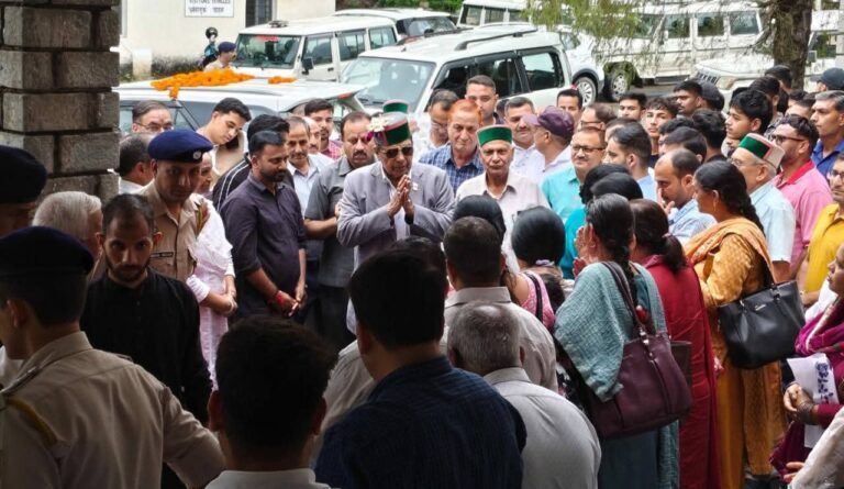 Kangra: स्वास्थ्य मंत्री धनीराम शांडिल ने किया बैजनाथ अस्पताल का निरीक्षण, शिव मंदिर में नवाया शीश
