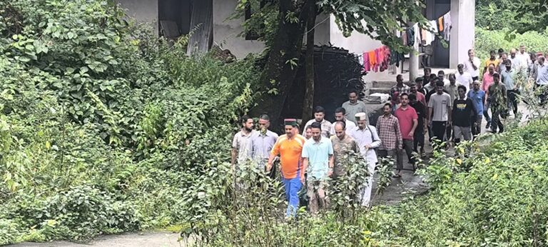 Kangra: विधायक केवल सिंह पठानिया ने बरसात प्रभावित क्षेत्रों का दौरा किया, शीघ्र राहत कार्यों के दिए निर्देश