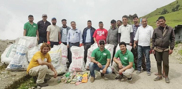 Kangra: बीड़ बिलिंग पैराग्लाइडिंग स्थल पर सफाई अभियान: पर्यटकों और स्थानीय समाज के लिए एक सकारात्मक पहल