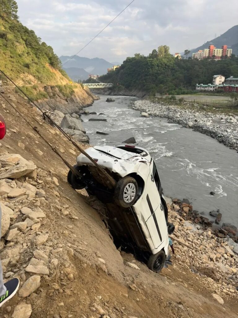 Chamba: चंबा में मेडिकल कॉलेज के इंटर्न डॉक्टरों की कार रावी नदी में गिरी, 1 की मौत, 1 लापता, 2 घायल