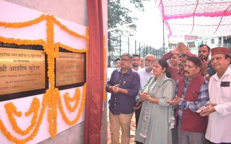 Kangra: पालमपुर में आशीष बुटेल ने फिजियोथैरेपी यूनिट का शुभारंभ किया, घुग्घर टांडा में बास्केटबॉल मैदान का लोकार्पण और सामुदायिक भवन का शिलान्यास