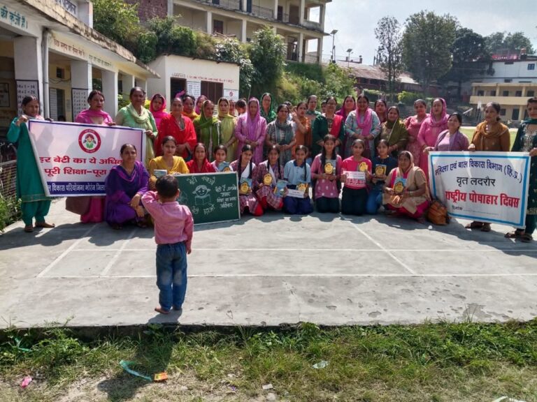 Hamirpur: लदरौर कलां में मेधावी बेटियों का सम्मान, महिलाओं को मिली योजनाओं की जानकारी