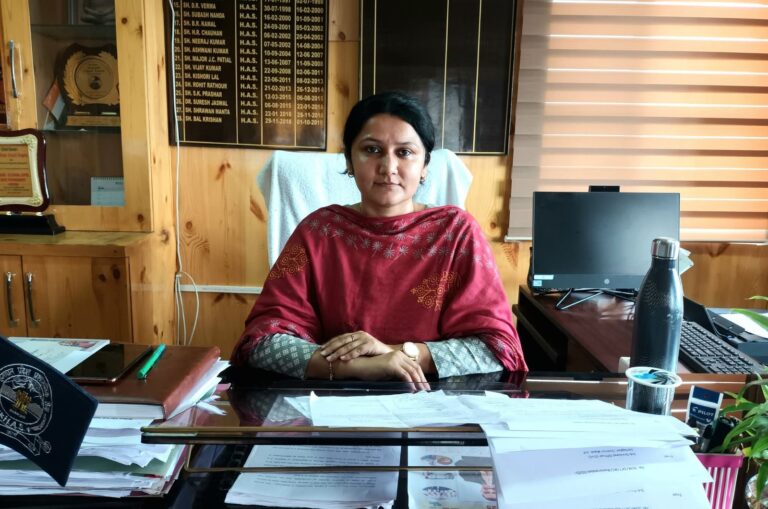 Mandi: एसडीएम सरकाघाट की अध्यक्षता में खंड स्तरीय अनुश्रवण समिति की बैठक: योजनाओं की समीक्षा और प्रभावशीलता पर जोर