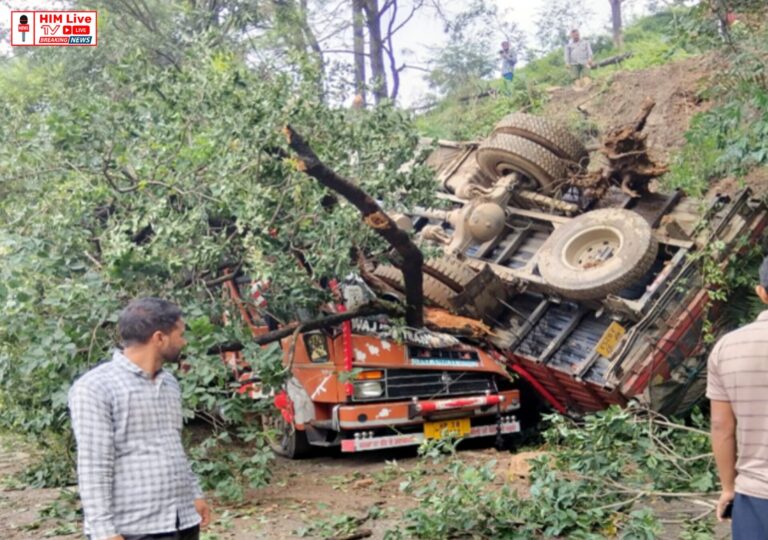 Kangra: तुनुहट्टी में बड़ा हादसा, ट्रक लुढ़ककर हाईवे पर खड़े वाहन के ऊपर गिरा