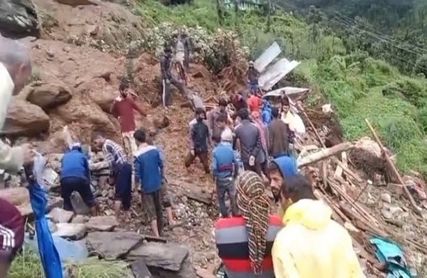 Sirmaur: सिरमौर में मूसलाधार बारिश के बीच पहाड़ी ने महिला को निगल लिया, घर और गौशाला भी ढह गई!