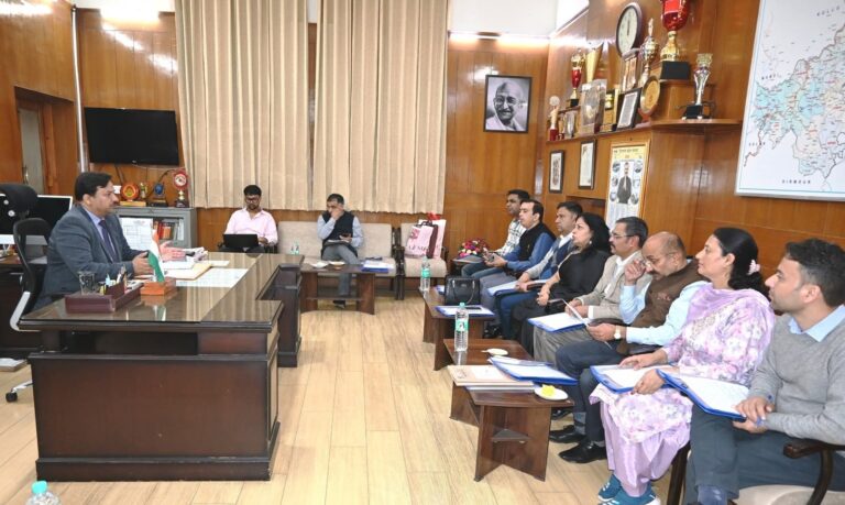 Shimla: जवाहर नवोदय विद्यालय, ठियोग में छात्रों के सर्वांगीण विकास के लिए उपायुक्त की विशेष बैठक