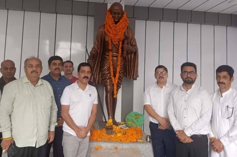 Hamirpur: महात्मा गांधी और लाल बहादुर शास्त्री को वीरवार को किया नमन, हमीरपुर में आयोजित कार्यक्रमों में श्रद्धांजलि