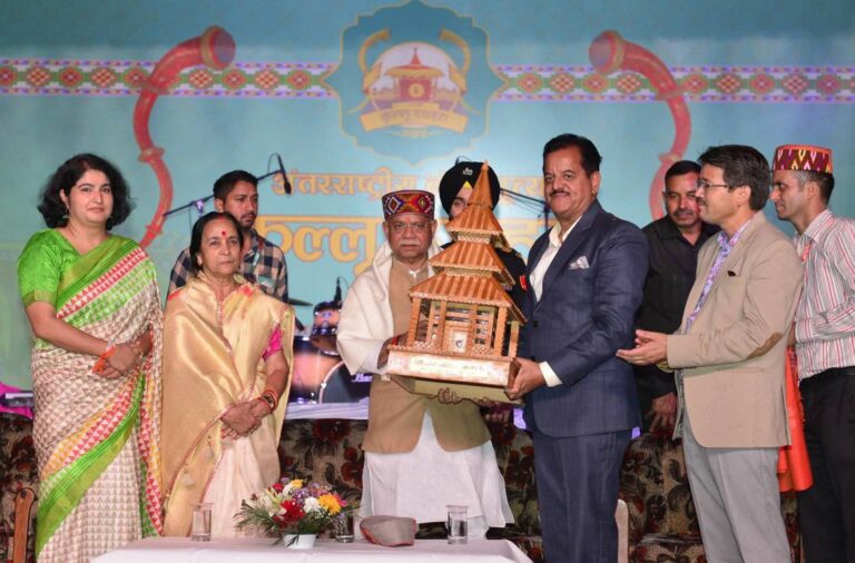 Kullu: अंतरराष्ट्रीय कुल्लू दशहरा उत्सव 2025: राज्यपाल शिव प्रताप शुक्ल ने की सांस्कृतिक संध्या का शुभारम्भ
