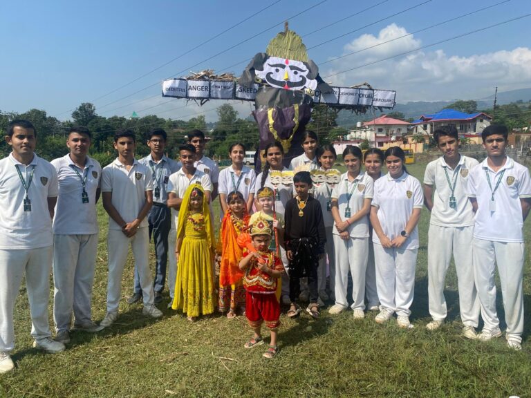 Kangra: कांगड़ा इंटरनेशनल स्कूल, शाहपुर में रावण दहन के साथ दशहरा, छात्रों ने अच्छाई की बुराई पर जीत का संदेश दिया