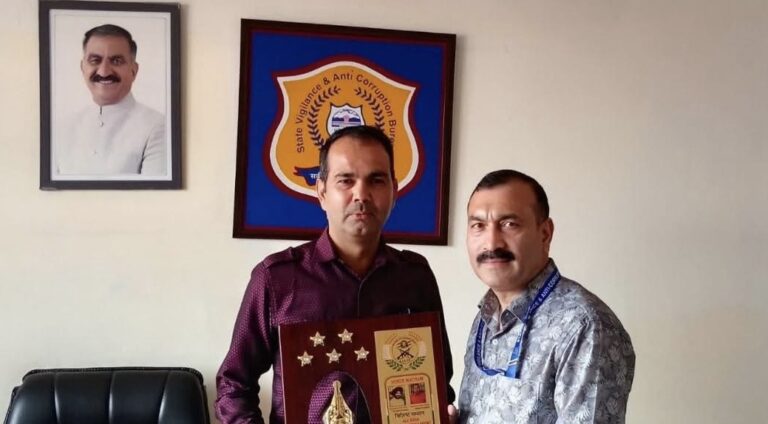 Kangra: विजिलेंस के एसपी बलवीर ठाकुर को मिला सम्मान — एंटी टेरेरिस्ट फ्रंट ने की कार्यों की सराहना